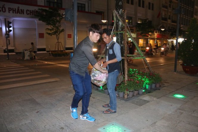 Lượm[-]rác[-]sau[-]khi[-]xem[-]pháo[-]hoa